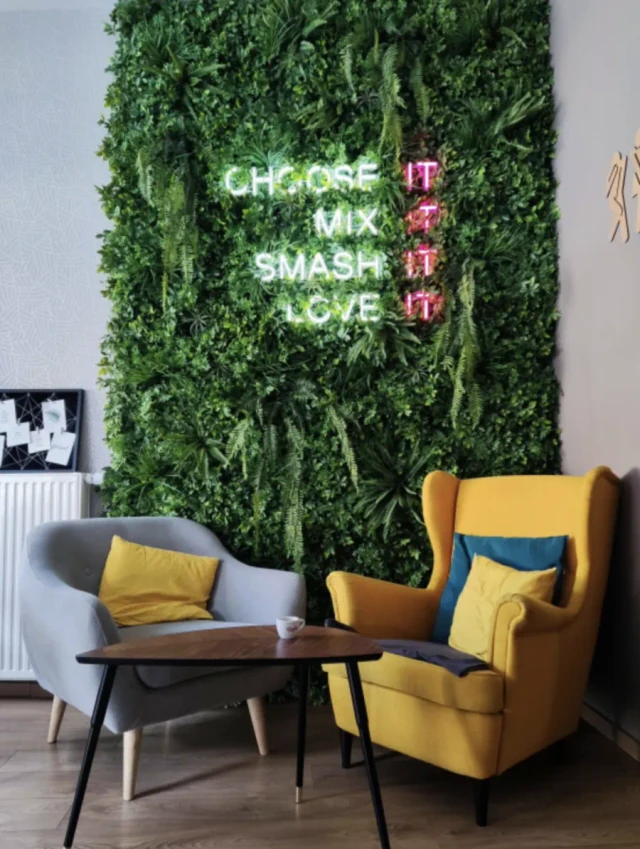 LED neonski napis na zeleni steni