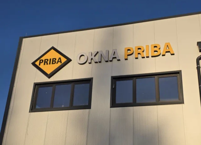 3D reklamni napis Okna Priba na fasadi