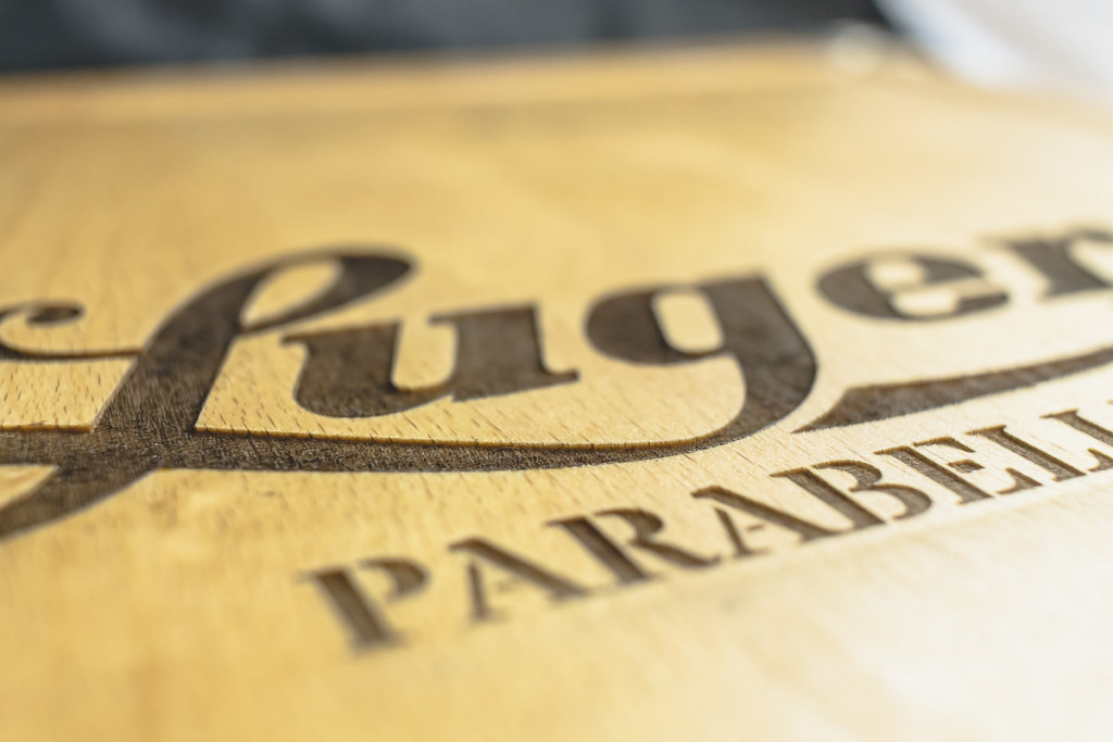 Luger – gravura na lesenem zaboju – fotografija izvedbe ELP