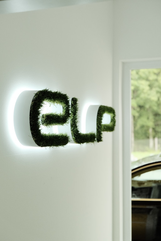 ELP – svetlobni napis ob vhodu – fotografija izvedbe ELP