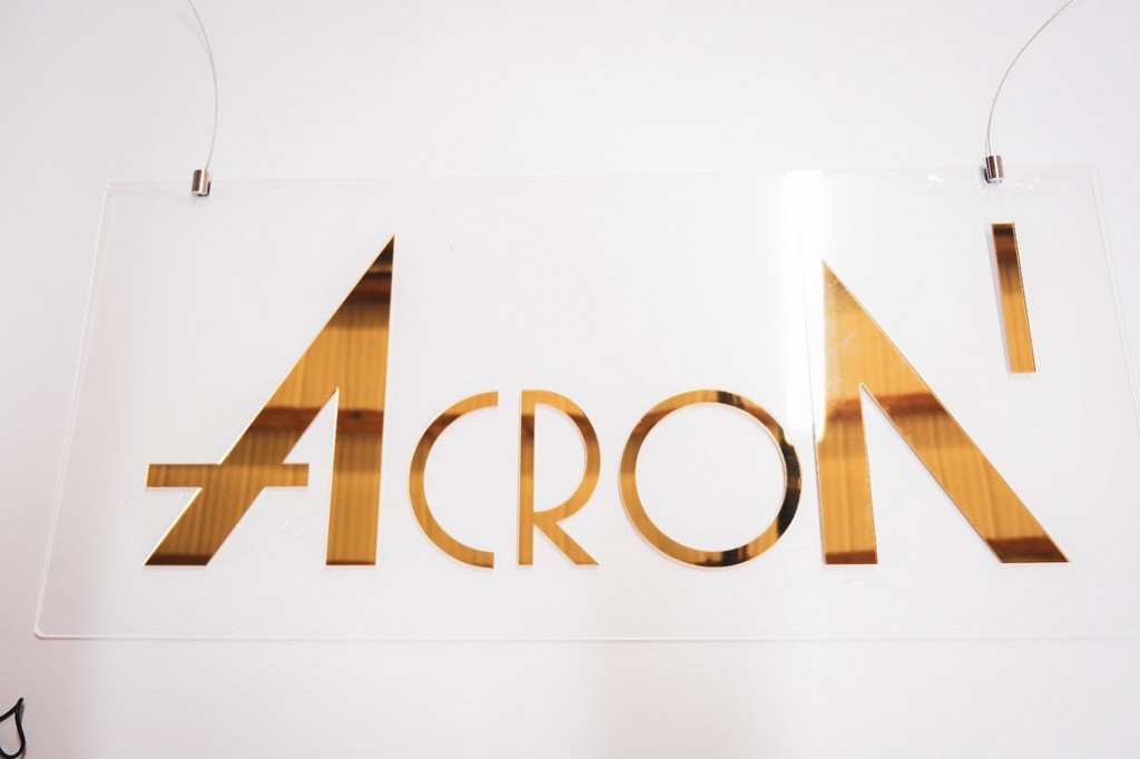 Acron – napis iz zlatega stekla – fotografija izvedbe ELP