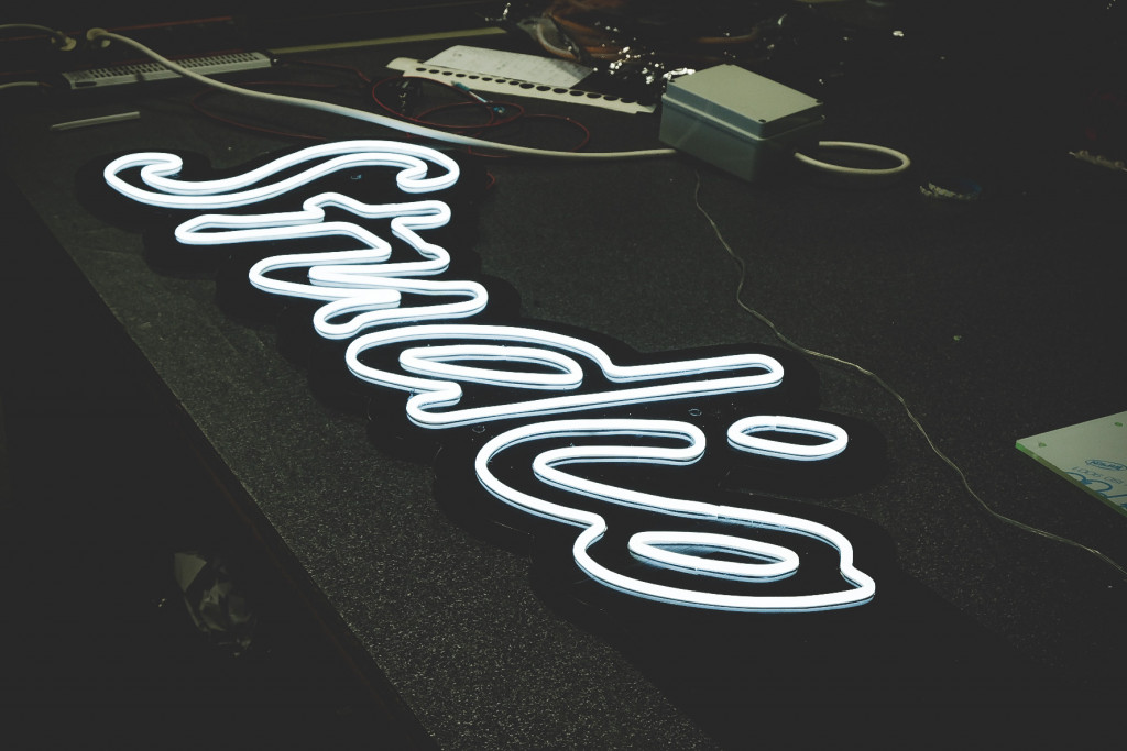 Studio 23 – neonski napis – fotografija izvedbe ELP