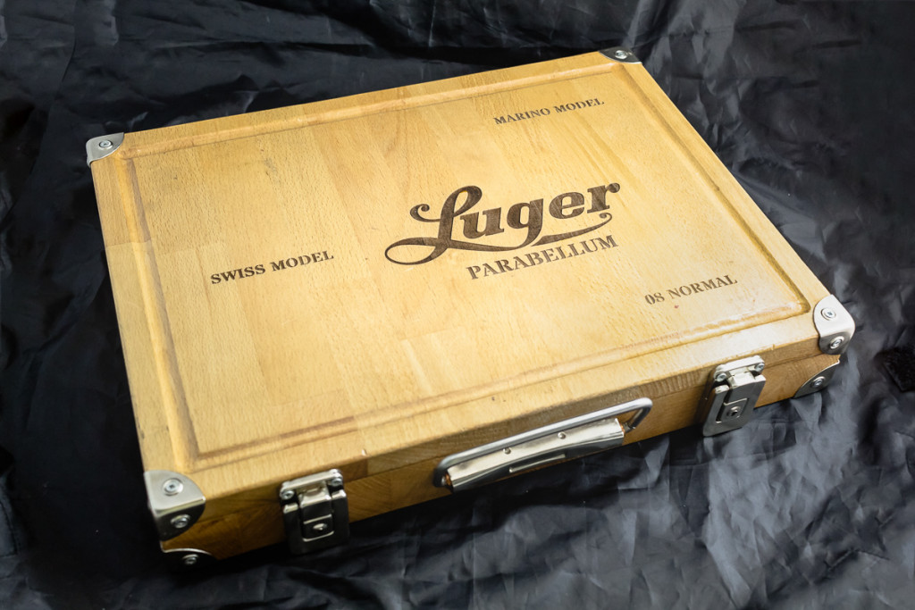 Luger – gravura na lesenem zaboju – fotografija izvedbe ELP