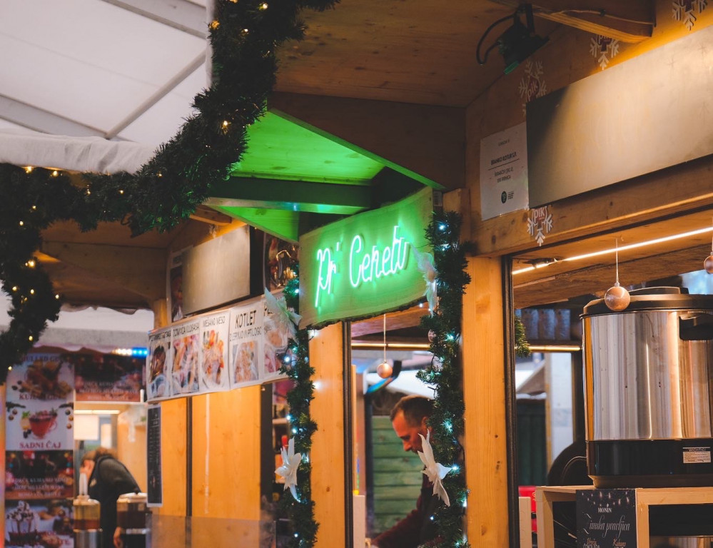 Neonski napisi za stojnice v Ljubljani – fotografija izvedbe ELP