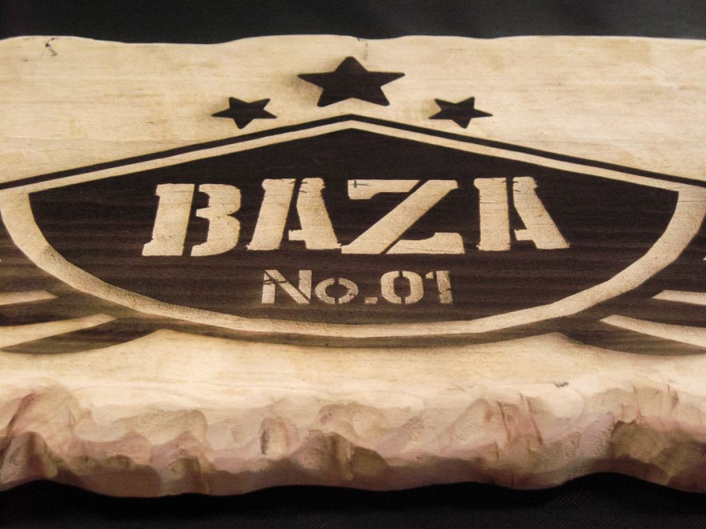 Logotip Baza No1 in tekstura gravirane lesene table