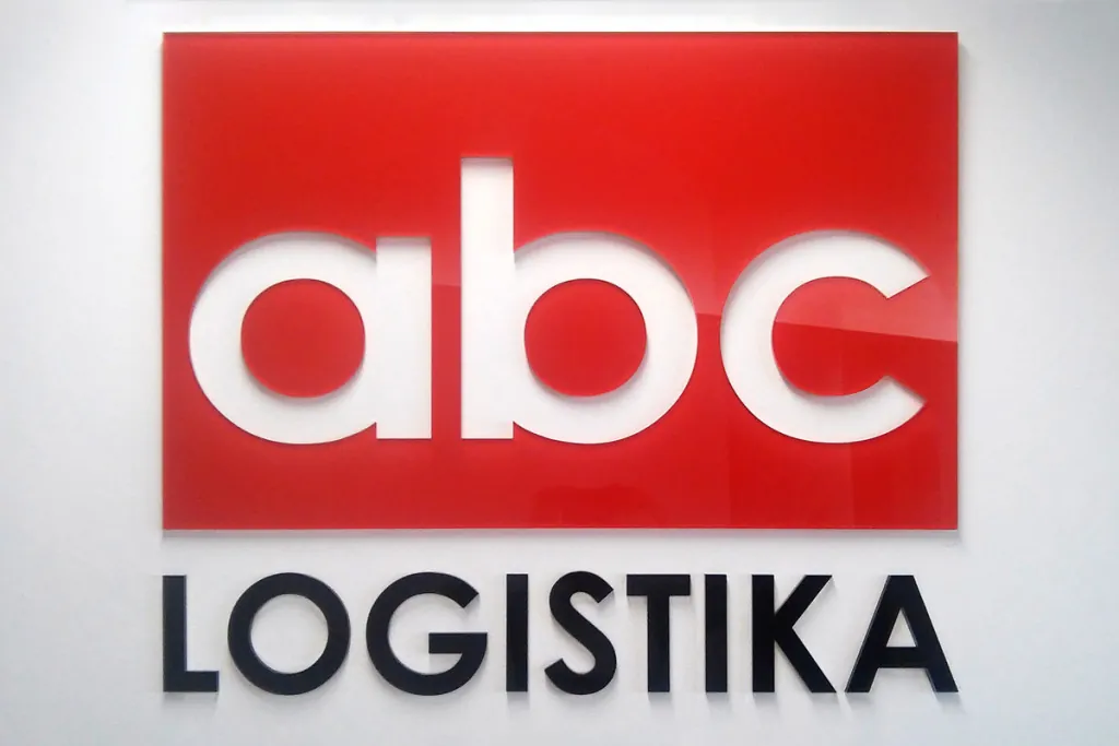 Rdeč in bel 3D znak ABC Logistika iz pleksi stekla