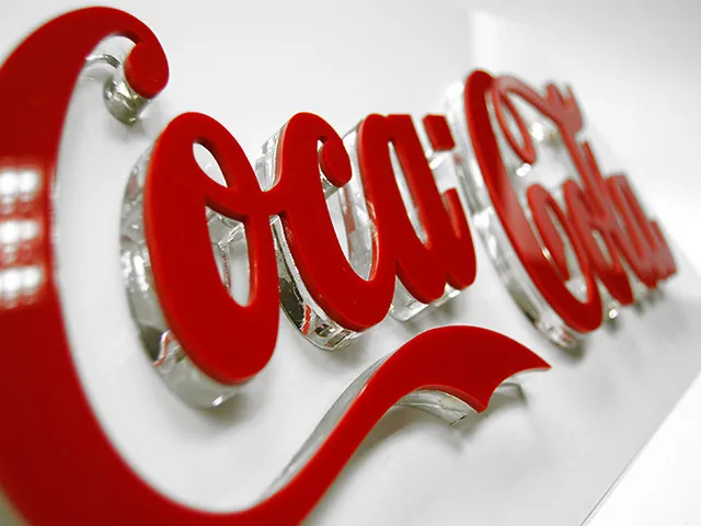 Rdeč in prozoren Coca Cola 3D napis iz pleksi stekla
