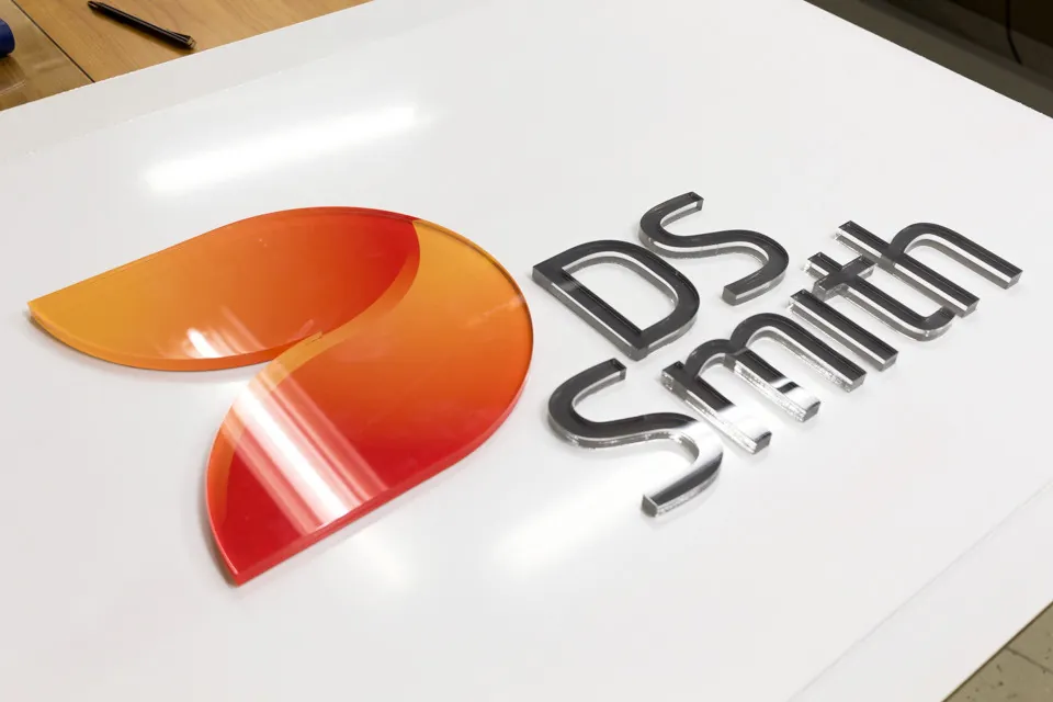 Barvni 3D napis DS Smith iz pleksi stekla
