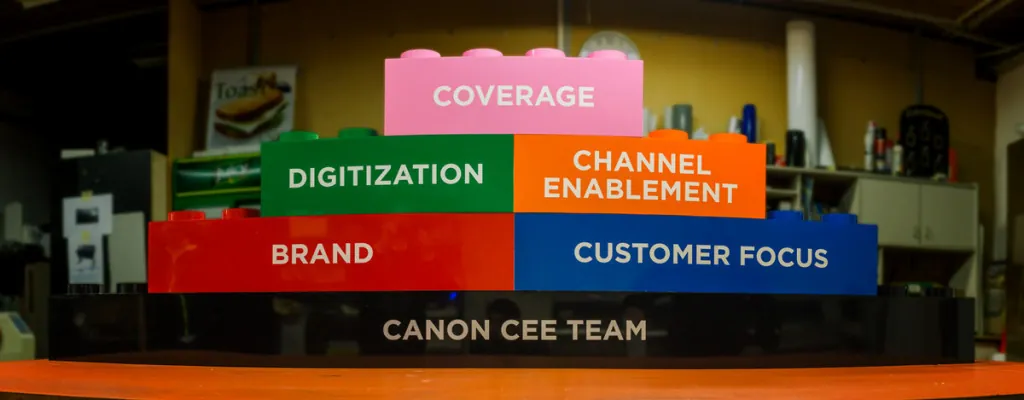 Velike barvne kocke Canon CEE Team iz pleksi stekla