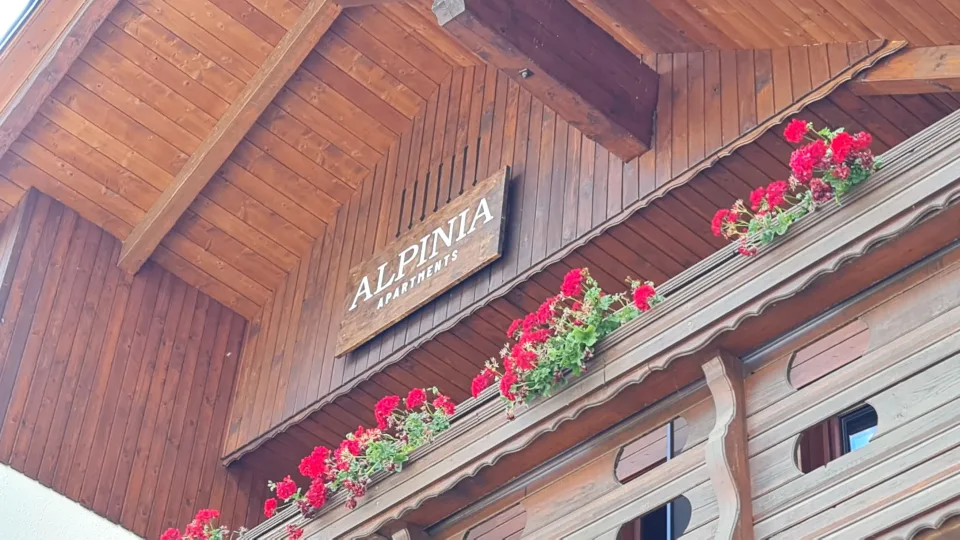 Reklamna tabla Alpinia apartmaji – izvedba ELP