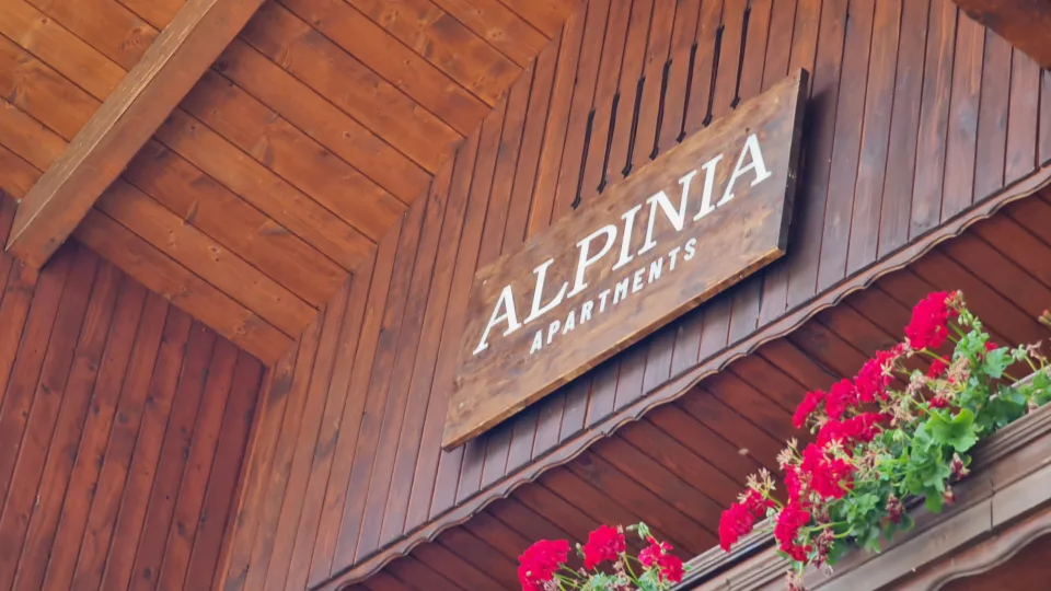 Reklamna tabla Alpinia apartmaji, fotografija 2 – izvedba ELP