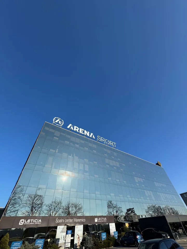 Svetlobni reklamni napis Arena Sport, fotografija 2 – izvedba ELP
