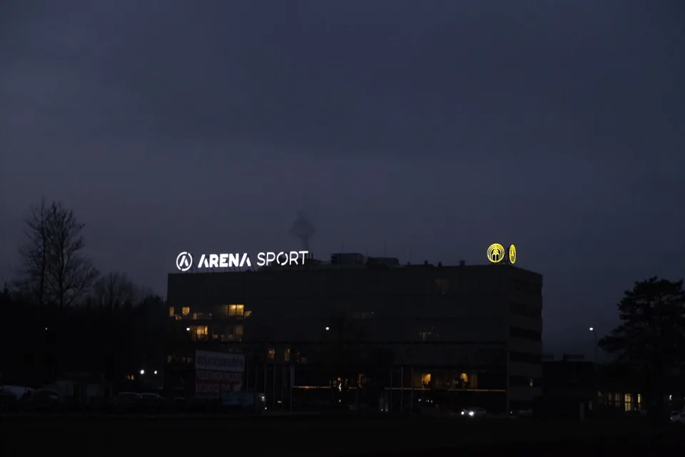 Svetlobni reklamni napis Arena Sport, fotografija 4 – izvedba ELP