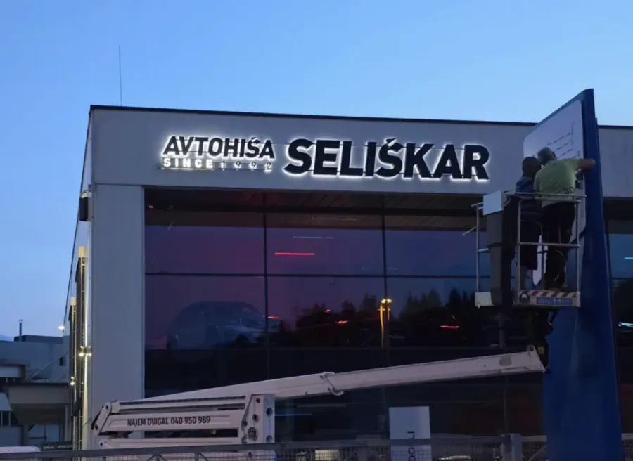 Svetlobni reklamni napis Avtohiša Seliškar – izvedba ELP