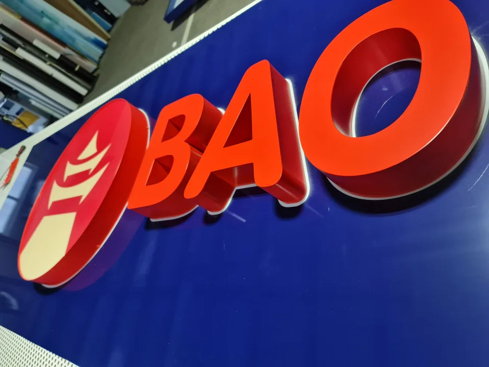 Svetlobni reklamni napis Bao Haus – izvedba ELP