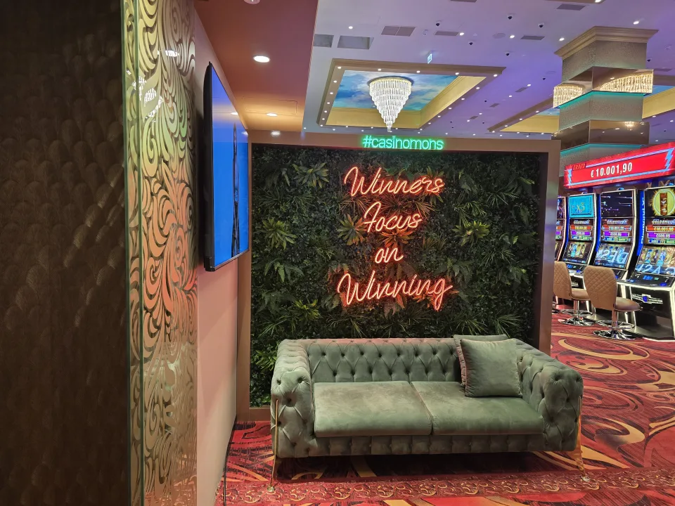 Svetlobni reklamni napis Casino / Hotel Mons, fotografija 2 – izvedba ELP