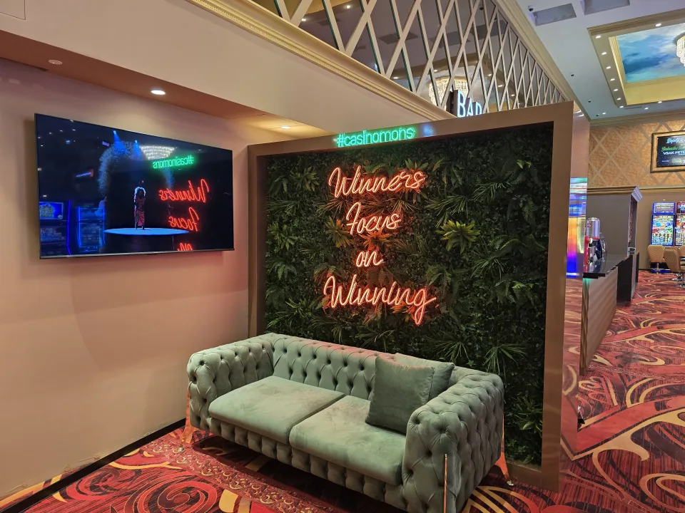 Svetlobni reklamni napis Casino / Hotel Mons, fotografija 3 – izvedba ELP