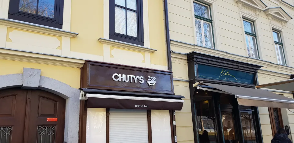 Svetlobni reklamni napis Chuty's, fotografija 5 – izvedba ELP