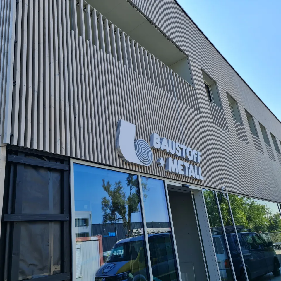 3D črke Baustoff Metal, fotografija 2 – izvedba ELP