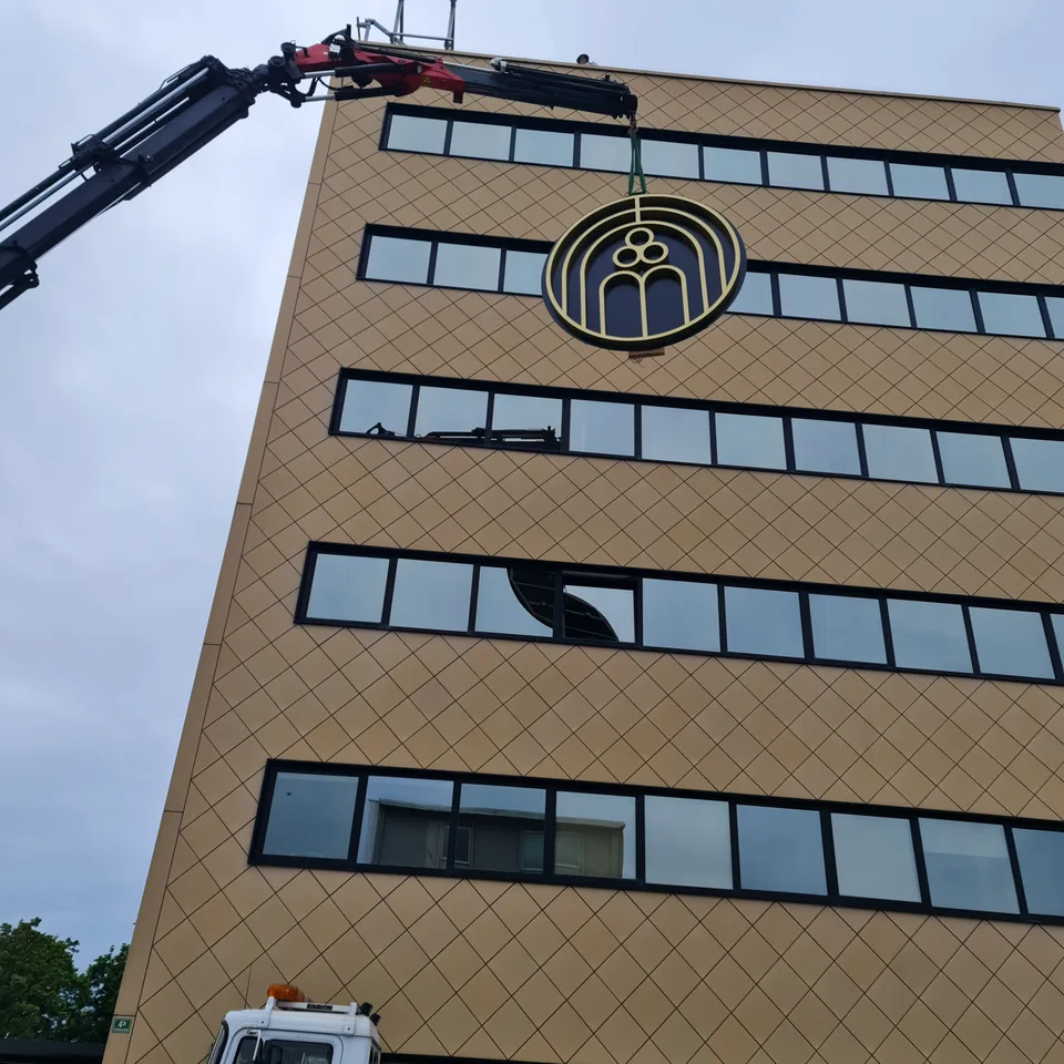 Fasadni reklamni napis Poslovna zgradba MAGNET, fotografija 2 – izvedba ELP