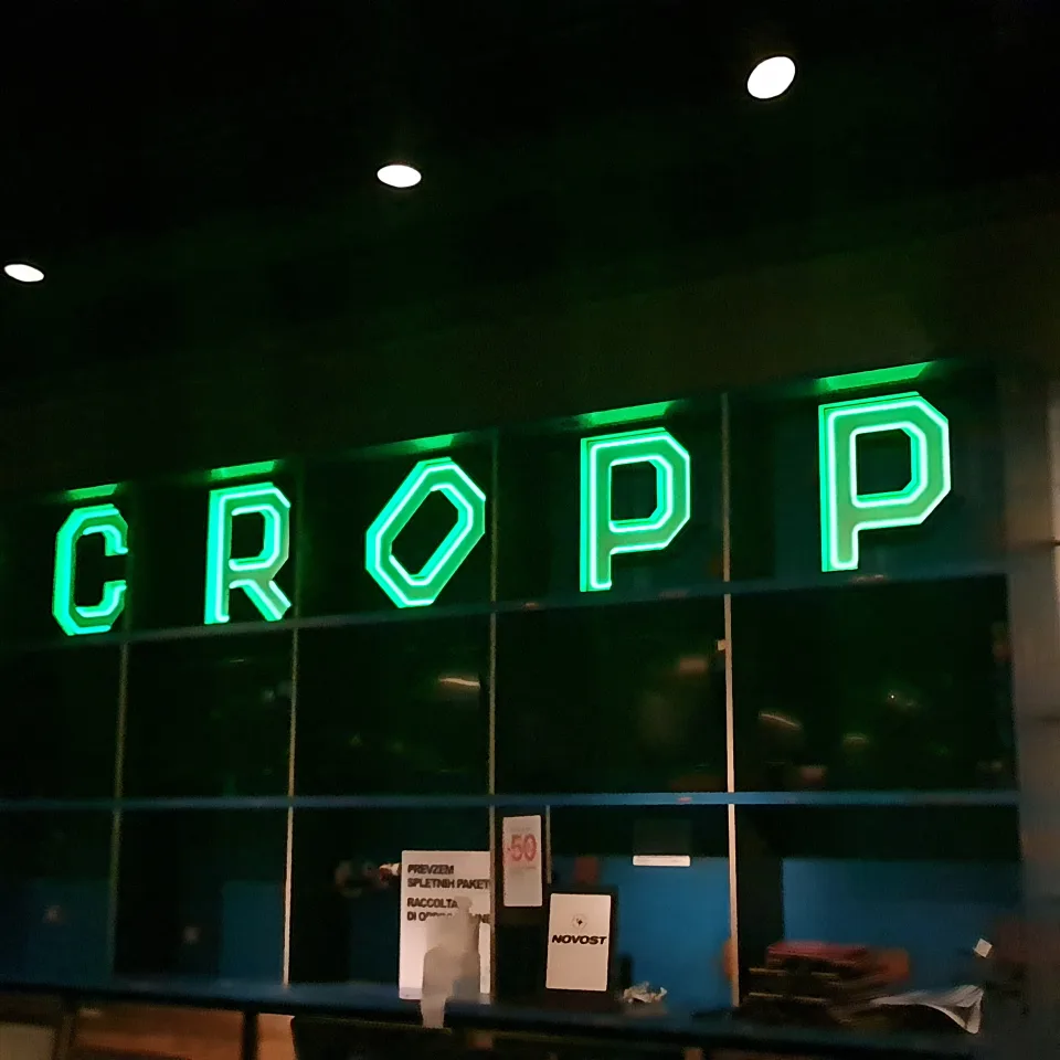 Svetlobni reklamni napis Cropp trgovina – izvedba ELP