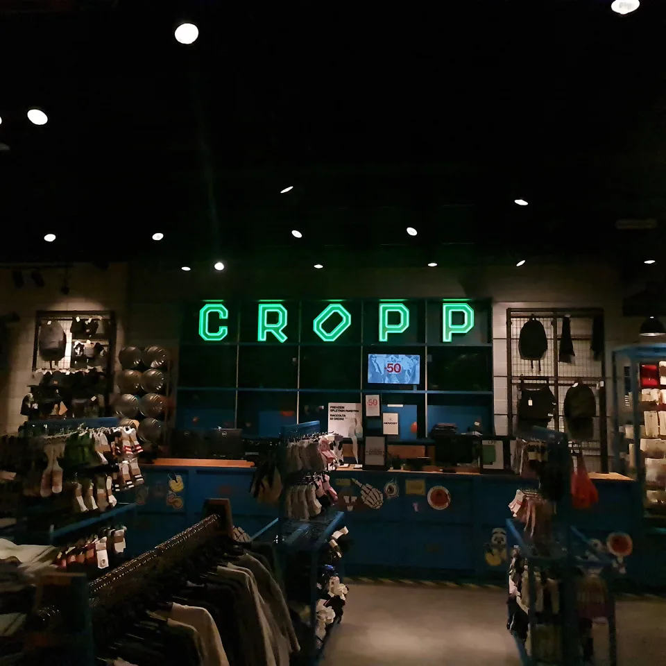 Svetlobni reklamni napis Cropp trgovina, fotografija 3 – izvedba ELP