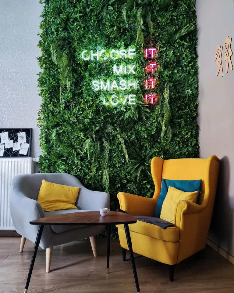 Svetlobni reklamni napis Yogurtlandia, fotografija 2 – izvedba ELP