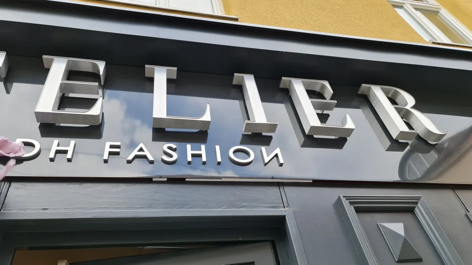 Reklamni napis Atelier DH Fashion, fotografija 2 – izvedba ELP