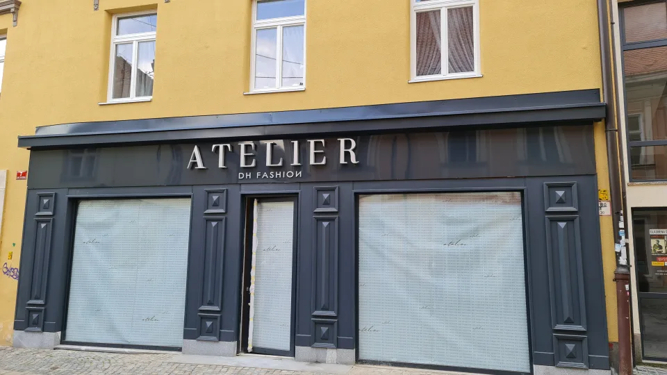 Reklamni napis Atelier DH Fashion, fotografija 4 – izvedba ELP