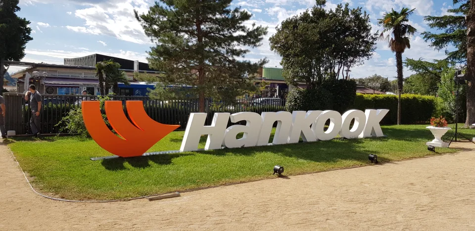 Zunanja reklamna označitev Hankook – izvedba ELP