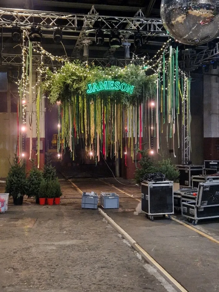 Svetlobni reklamni napis Hiša Vizij-LED Neon – izvedba ELP