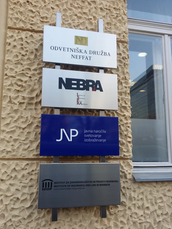 Označevalne table iz inoxa za odvetniško družbo Neffat in druge pisarne