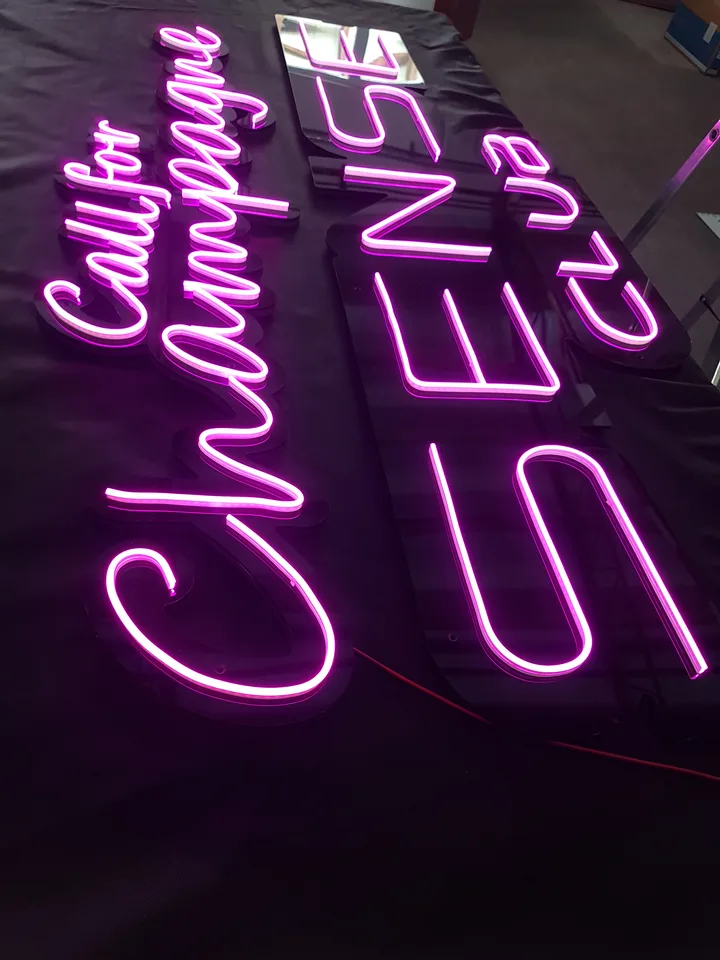 Reklamni napis Sense Club – izvedba ELP