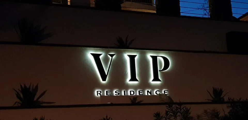 Svetlobni reklamni napis VIP Residence – izvedba ELP