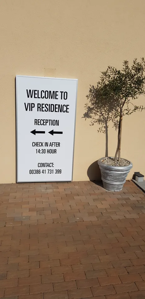 Svetlobni reklamni napis VIP Residence, fotografija 5 – izvedba ELP