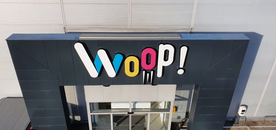 Svetlobni 3D napis WOOP Center, fotografija 3 – izvedba ELP