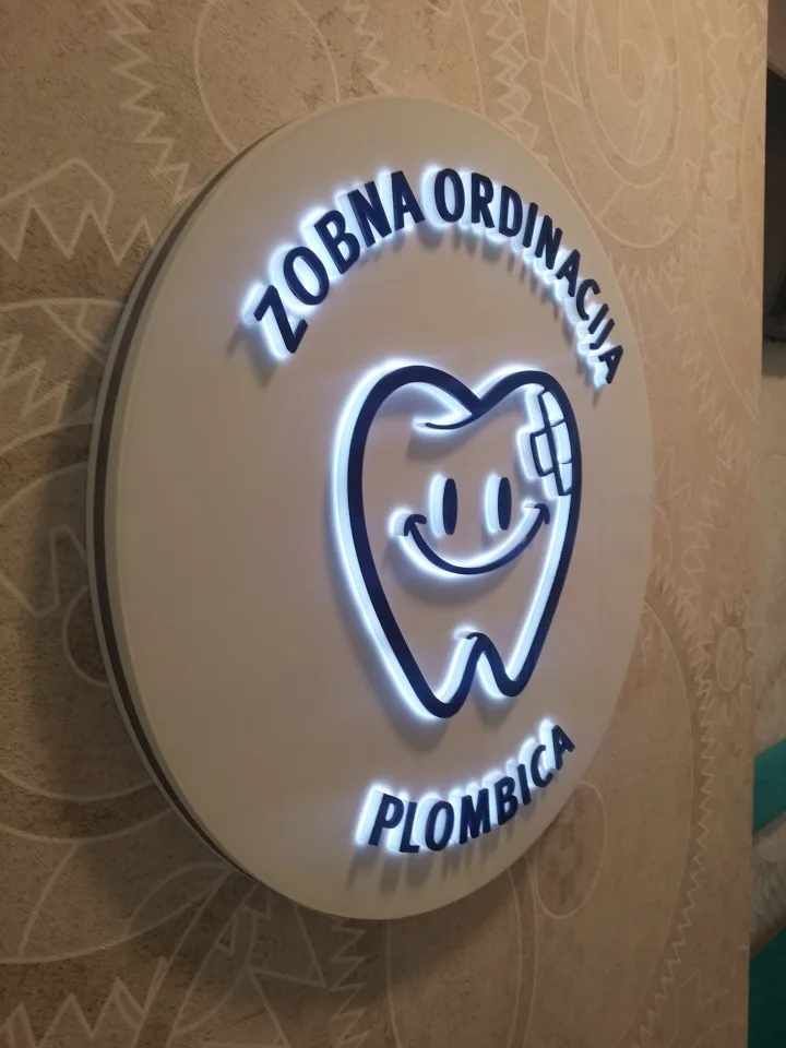 Reklamna označitev Zobna ordinacija Plombica, fotografija 3 – izvedba ELP